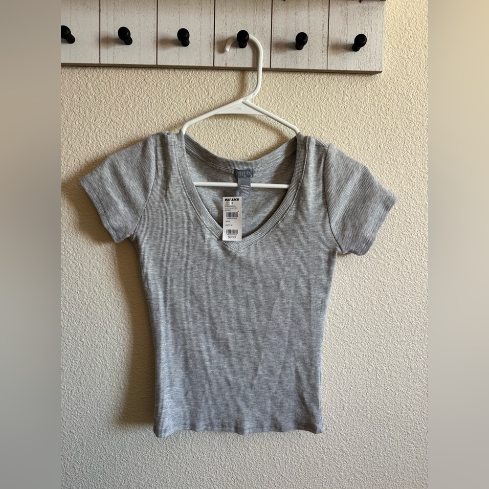 Tilly's Light Gray Ribbed V-Neck Short Sleeve Top